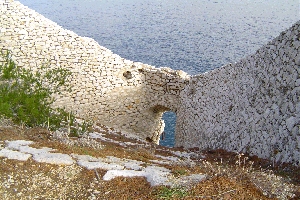 Rando du 18/11/03. Ancien embarcadaire de pierres extraites d'une carri&egrave;re &agrave; Port Pin.