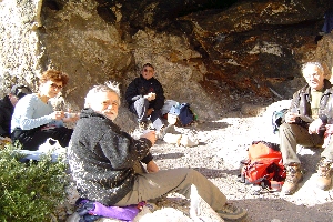 Reco du 20/01/04. A l'abri du vent dans la grotte du d&eacute;serteur.