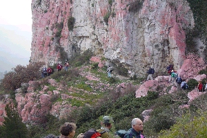 Rando du 17/02/04. Passage au pied du massif rocheux servant de cible aux "Canadairs"