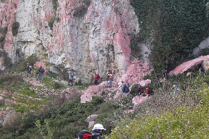 Randonn&eacute;e du 17/02/04. Passage au pied du massif rocheux servant de cible aux "Canadairs"